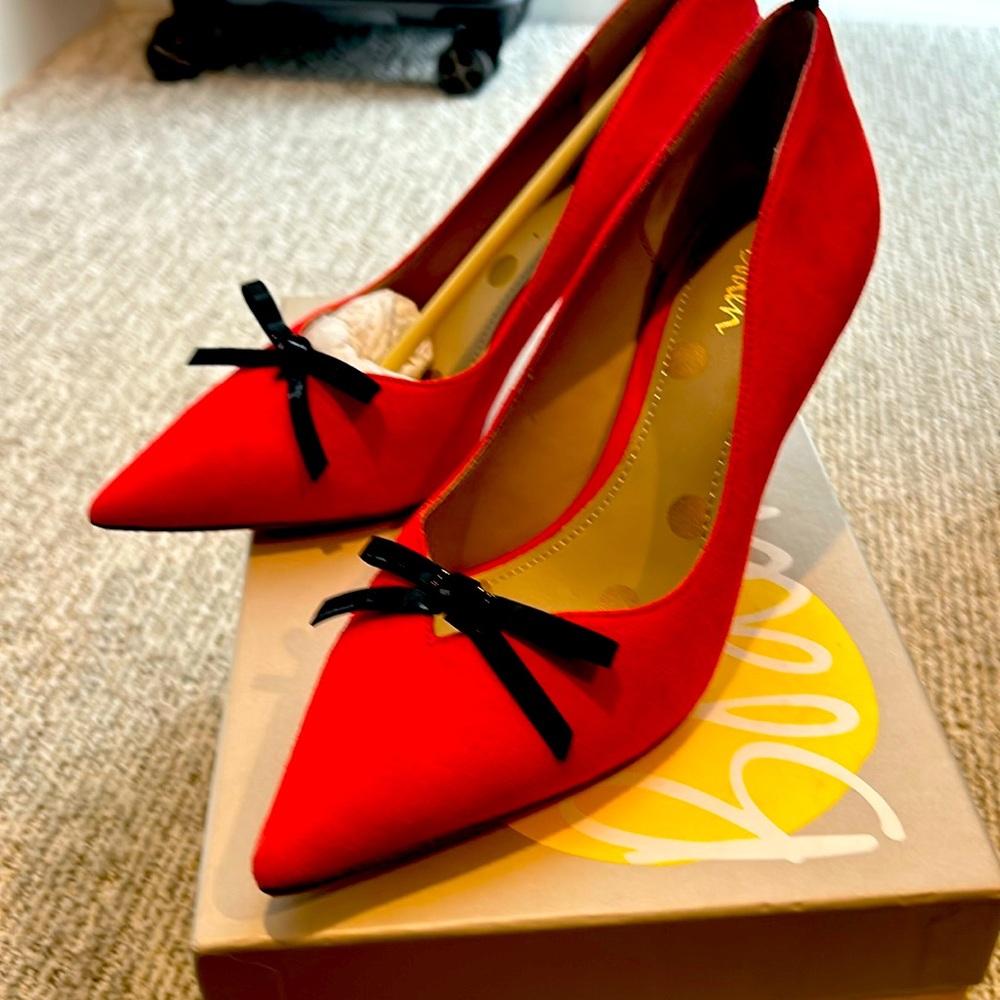 Pink suede Boden pumps. Size 7 1/2, worn twice like new.